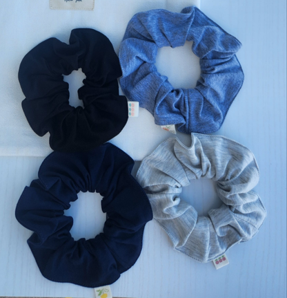 Paquete clásico: 4 scrunchies (negro, azul, gris claro, gris oscuro) + tote bag Set of 4 Neutral Scrunchies + Tote Bag