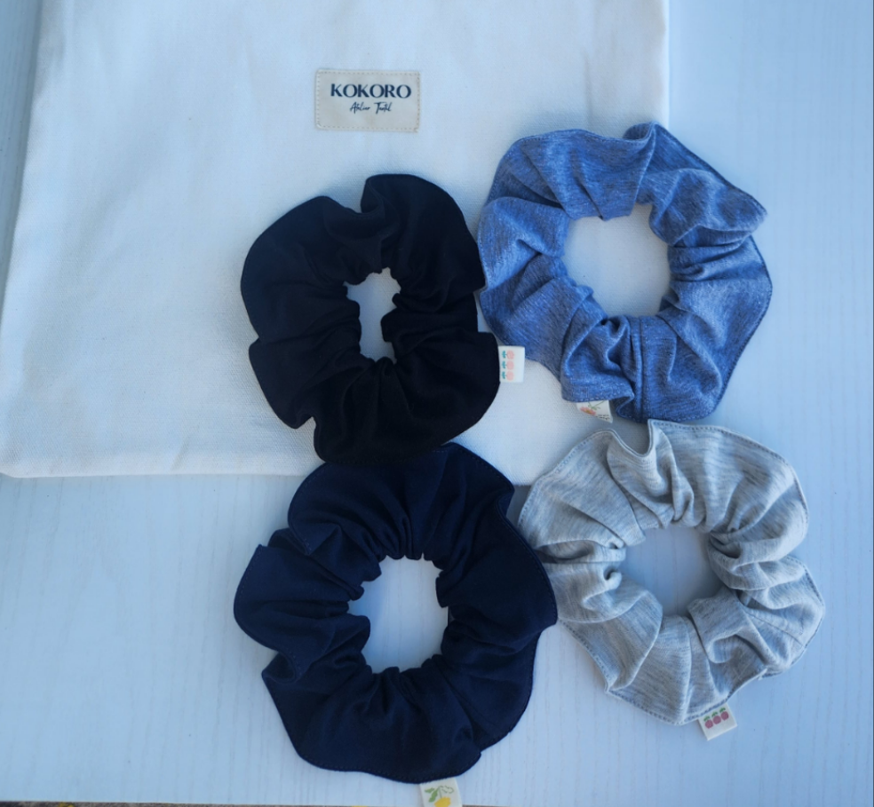 Paquete clásico: 4 scrunchies (negro, azul, gris claro, gris oscuro) + tote bag Set of 4 Neutral Scrunchies + Tote Bag