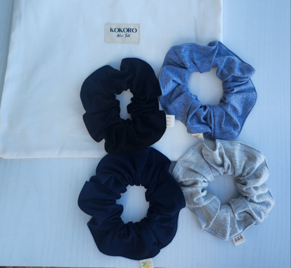 Paquete clásico: 4 scrunchies (negro, azul, gris claro, gris oscuro) + tote bag Set of 4 Neutral Scrunchies + Tote Bag