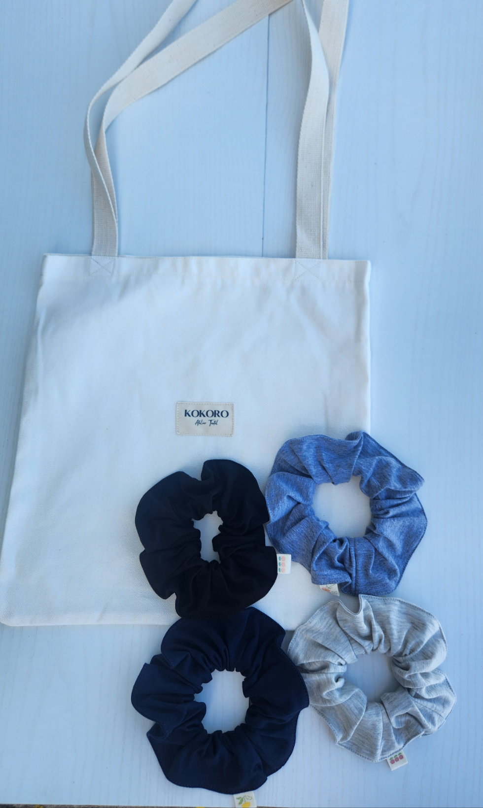 Paquete clásico: 4 scrunchies (negro, azul, gris claro, gris oscuro) + tote bag Set of 4 Neutral Scrunchies + Tote Bag