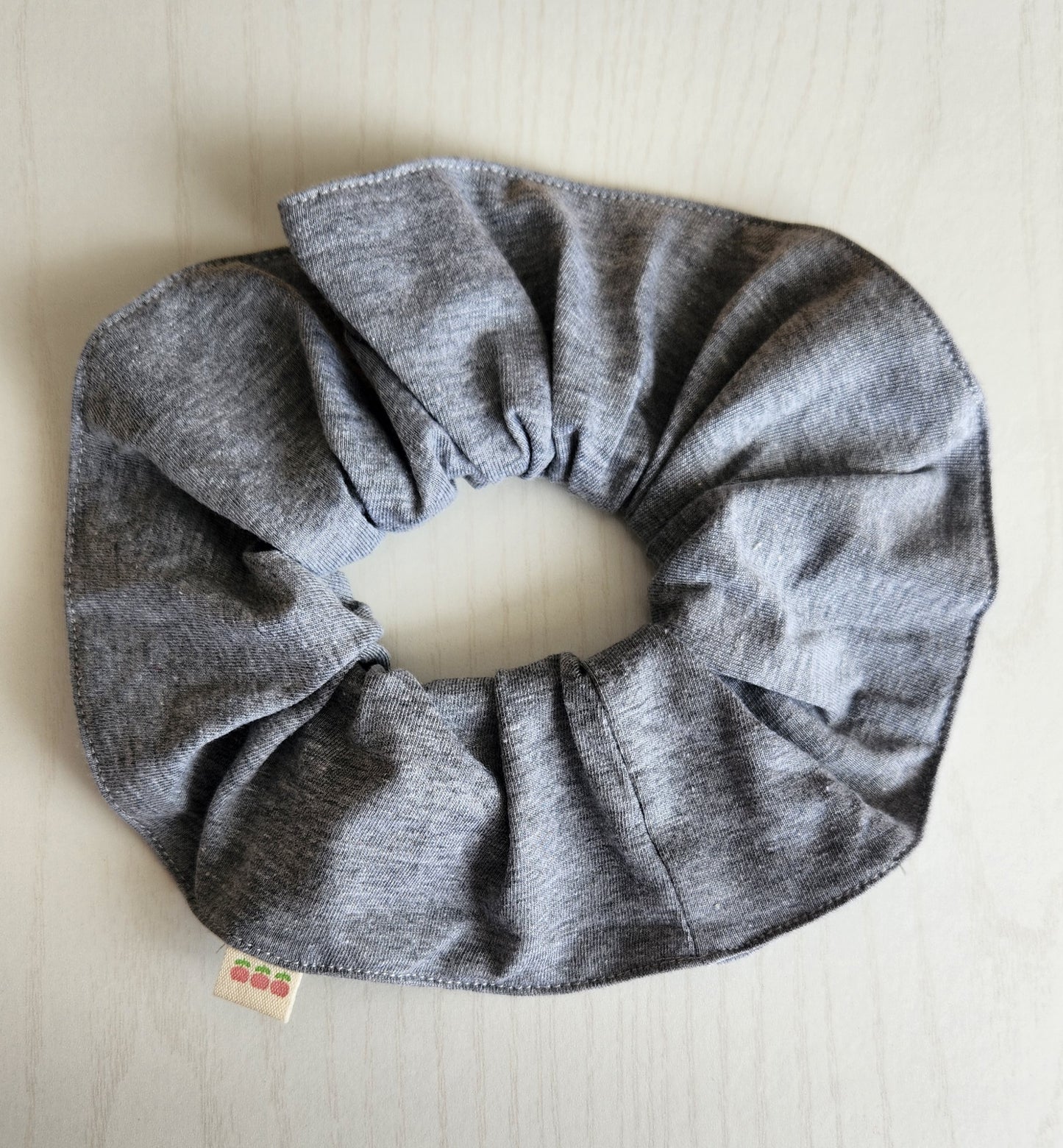 Paquete clásico: 4 scrunchies (negro, azul, gris claro, gris oscuro) + tote bag Set of 4 Neutral Scrunchies + Tote Bag
