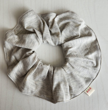 Paquete clásico: 4 scrunchies (negro, azul, gris claro, gris oscuro) + tote bag Set of 4 Neutral Scrunchies + Tote Bag